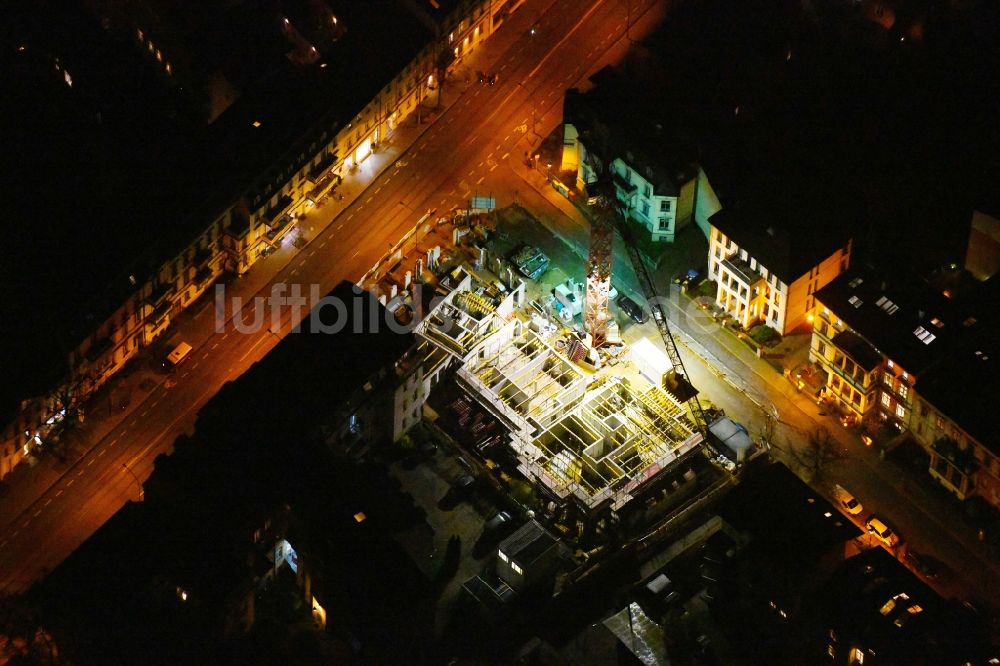 Potsdam bei Nacht aus der Vogelperspektive: Nachtluftbild Neubau einer Mehrfamilienhaus-Wohnanlage Helene-Lange-Straße Ecke Friedrich-Ebert-Straße in Potsdam im Bundesland Brandenburg, Deutschland