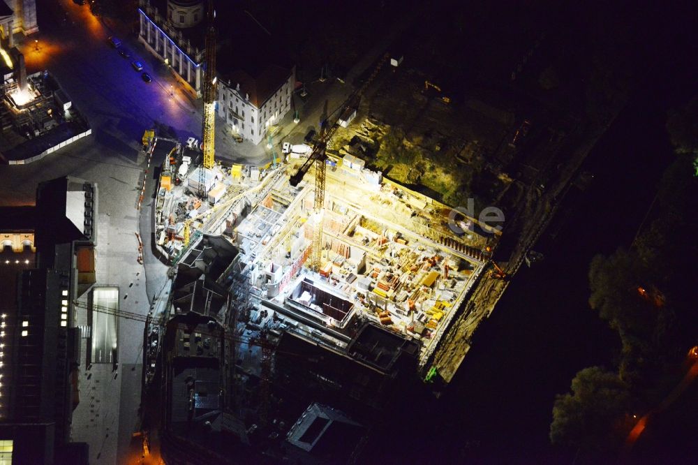 Potsdam bei Nacht von oben - Nachtluftbild Neubau des Museums- Gebäude- Ensemble Museum Barberini am Stadtschloss Ensemble in der Innenstadt in Potsdam im Bundesland Brandenburg, Deutschland