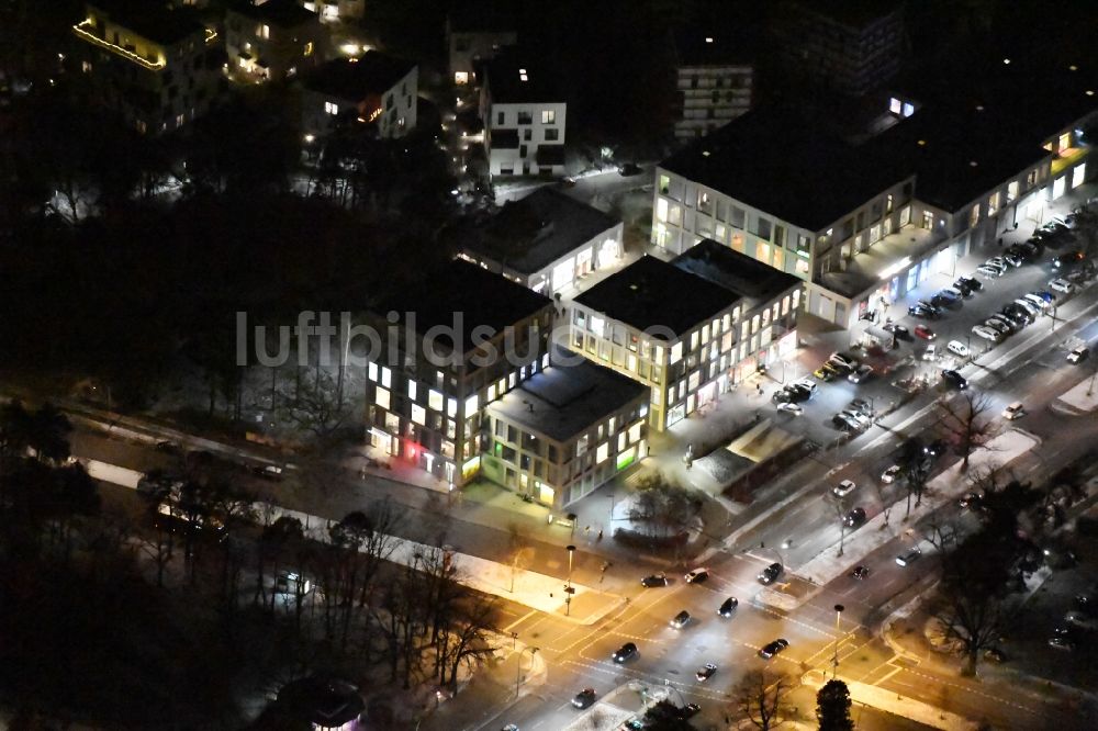 Nacht-Luftaufnahme Berlin - Nachtluftbild Neubau Wohnanlage Fünf Morgen Dahlem Urban Village der STOFANEL Gruppe in Berlin - Dahlem