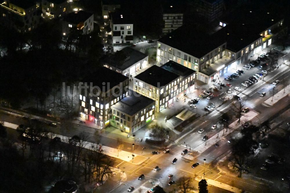 Berlin bei Nacht von oben - Nachtluftbild Neubau Wohnanlage Fünf Morgen Dahlem Urban Village der STOFANEL Gruppe in Berlin - Dahlem