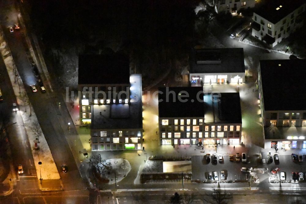 Berlin bei Nacht aus der Vogelperspektive: Nachtluftbild Neubau Wohnanlage Fünf Morgen Dahlem Urban Village der STOFANEL Gruppe in Berlin - Dahlem