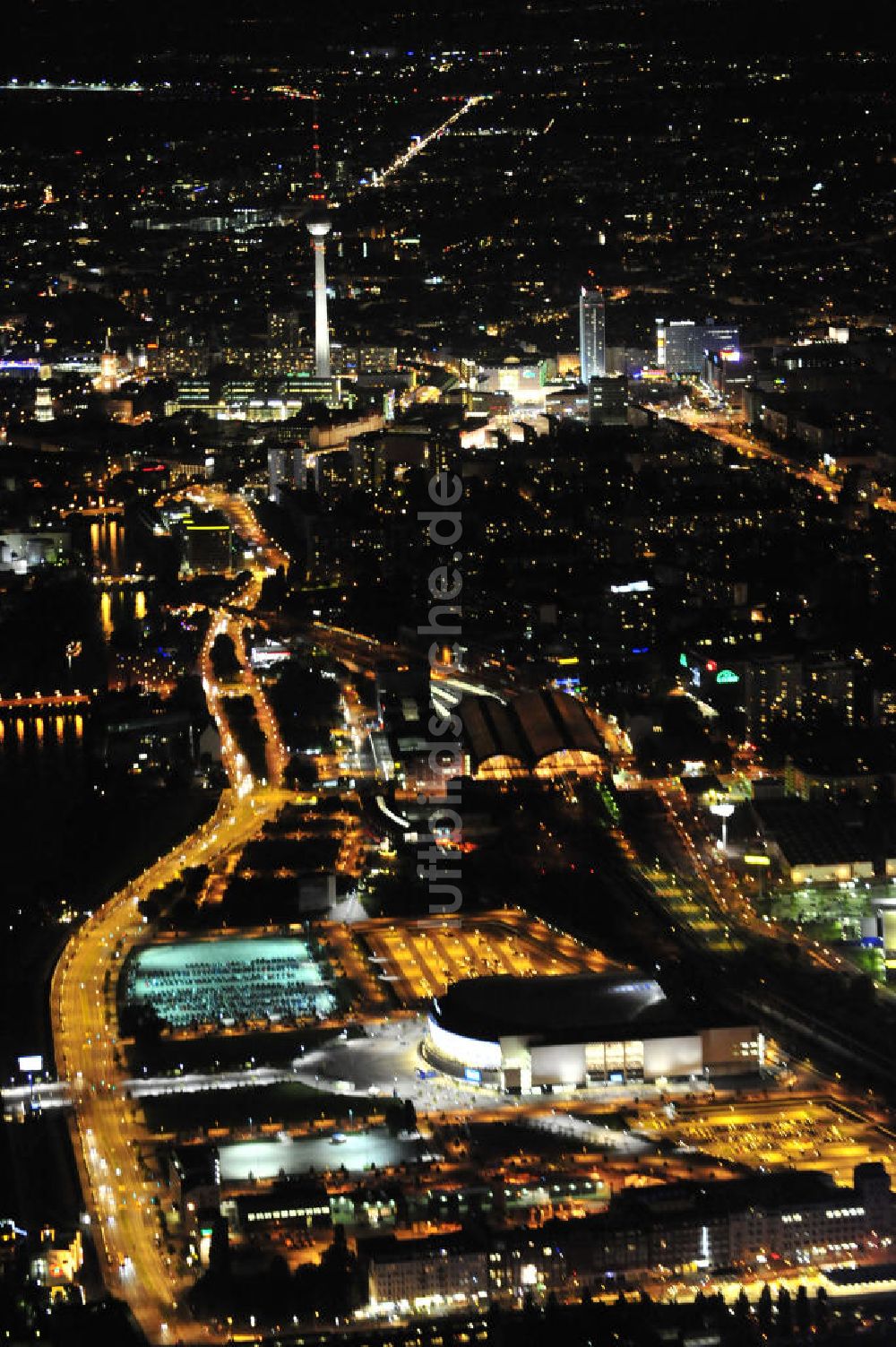 Nachtluftbild Berlin - O2 World Arena Berlin-Friedrichshain bei Nacht / at Night