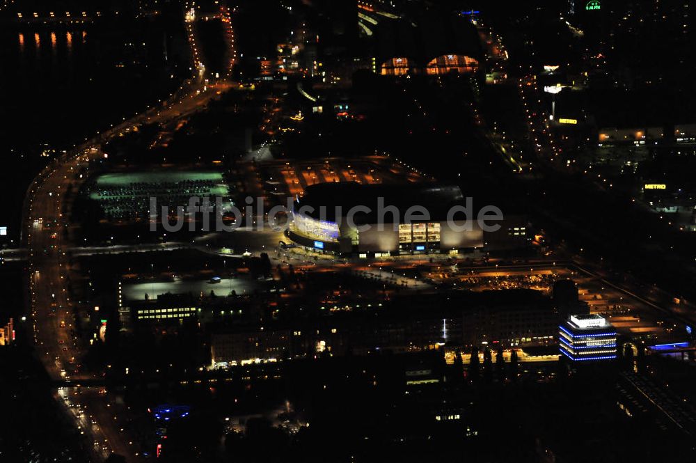 Berlin bei Nacht aus der Vogelperspektive: O2 World Arena Berlin-Friedrichshain bei Nacht / at Night