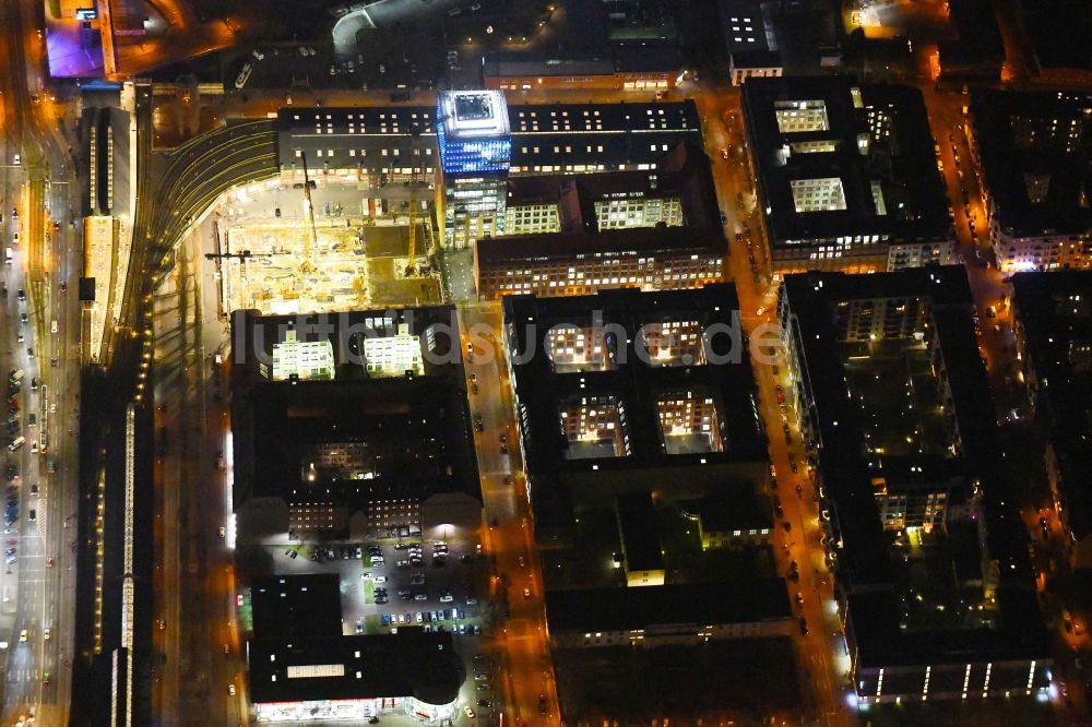 Berlin bei Nacht von oben - Nachtluftbild Oberbaum City im Ortsteil Friedrichshain in Berlin