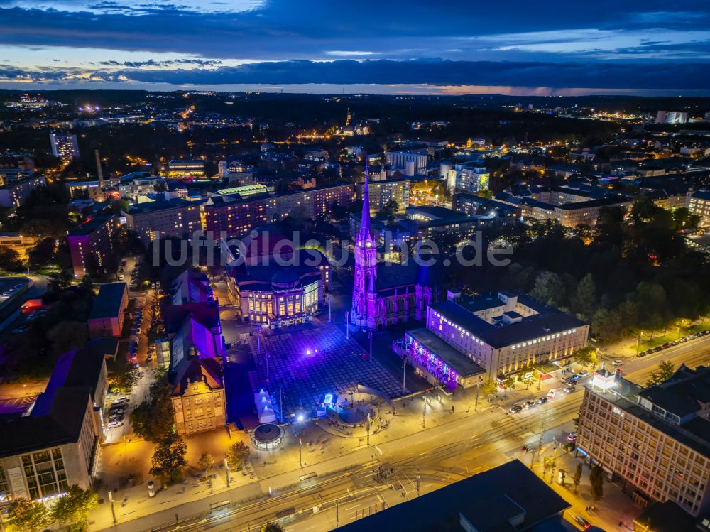 Nachtluftbild Chemnitz - Nachtluftbild Opernhaus Chemnitz mit Theaterplatz und der Petrikirche in Chemnitz im Bundesland Sachsen