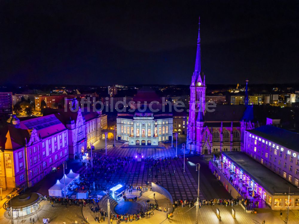 Nacht-Luftaufnahme Chemnitz - Nachtluftbild Opernhaus Chemnitz mit Theaterplatz und der Petrikirche in Chemnitz im Bundesland Sachsen