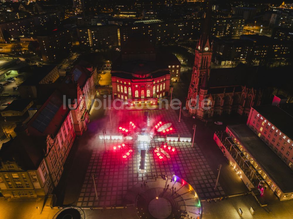 Nacht-Luftaufnahme Chemnitz - Nachtluftbild Opernhaus Chemnitz mit Theaterplatz und der Petrikirche in Chemnitz im Bundesland Sachsen