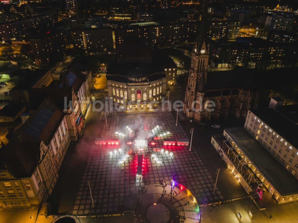 Chemnitz bei Nacht von oben - Nachtluftbild Opernhaus Chemnitz mit Theaterplatz und der Petrikirche in Chemnitz im Bundesland Sachsen