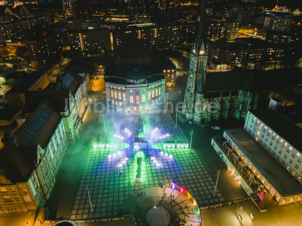 Chemnitz bei Nacht aus der Vogelperspektive: Nachtluftbild Opernhaus Chemnitz mit Theaterplatz und der Petrikirche in Chemnitz im Bundesland Sachsen