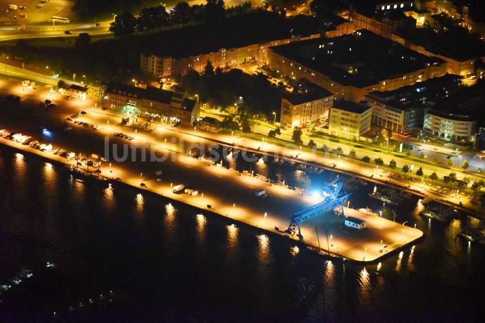 Nacht-Luftaufnahme Rostock - Nachtluftbild Ortskern am Uferbereich des Unterwarnow - Flußverlaufes in Rostock im Bundesland Mecklenburg-Vorpommern, Deutschland