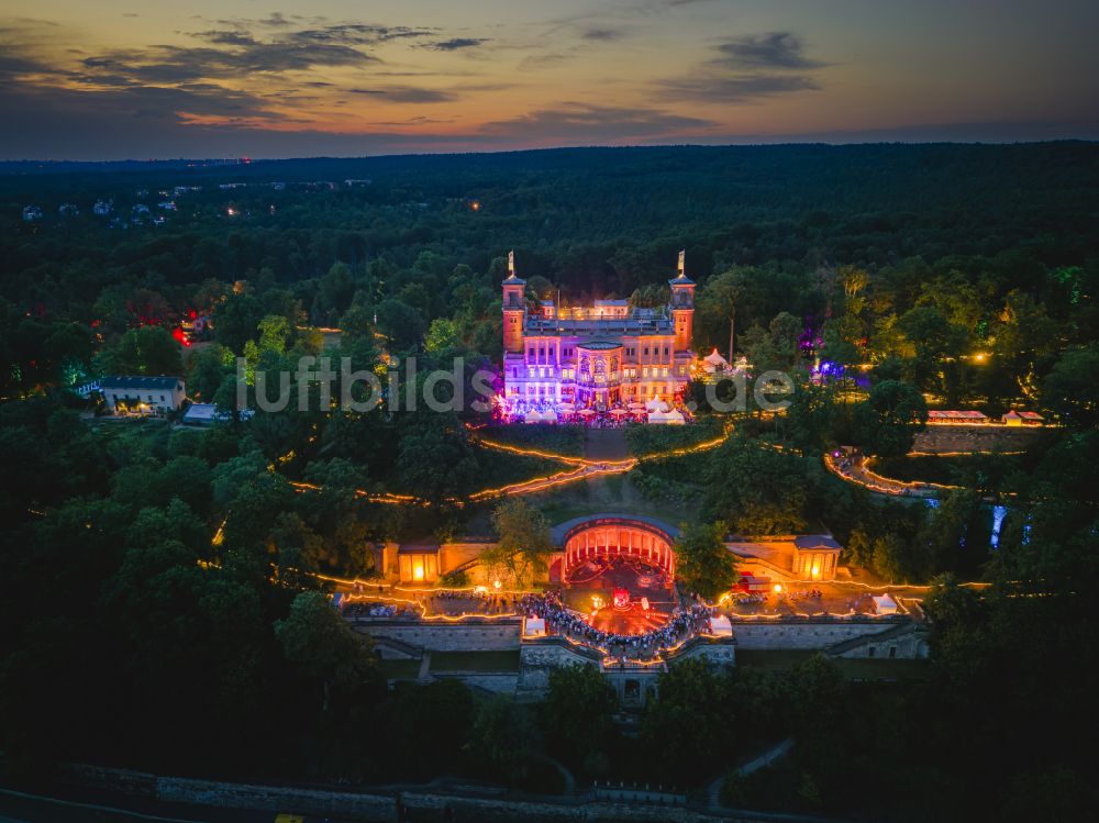 Dresden bei Nacht aus der Vogelperspektive: Nachtluftbild Palais des Schloss Albrechtsberg in Dresden im Bundesland Sachsen, Deutschland