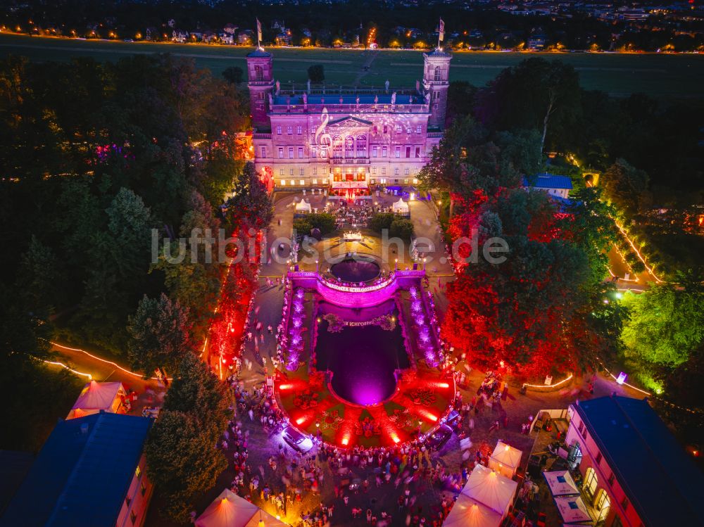 Dresden bei Nacht aus der Vogelperspektive: Nachtluftbild Palais des Schloss Albrechtsberg in Dresden im Bundesland Sachsen, Deutschland