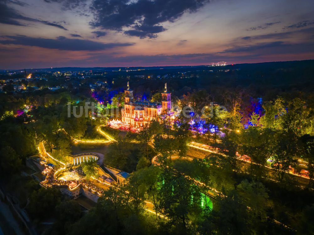 Dresden bei Nacht aus der Vogelperspektive: Nachtluftbild Palais des Schloss Albrechtsberg in Dresden im Bundesland Sachsen, Deutschland