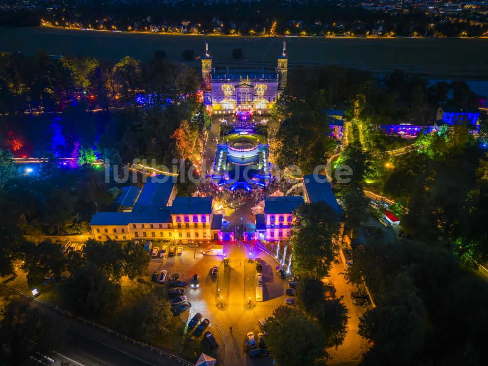 Dresden bei Nacht aus der Vogelperspektive: Nachtluftbild Palais des Schloss Albrechtsberg in Dresden im Bundesland Sachsen, Deutschland