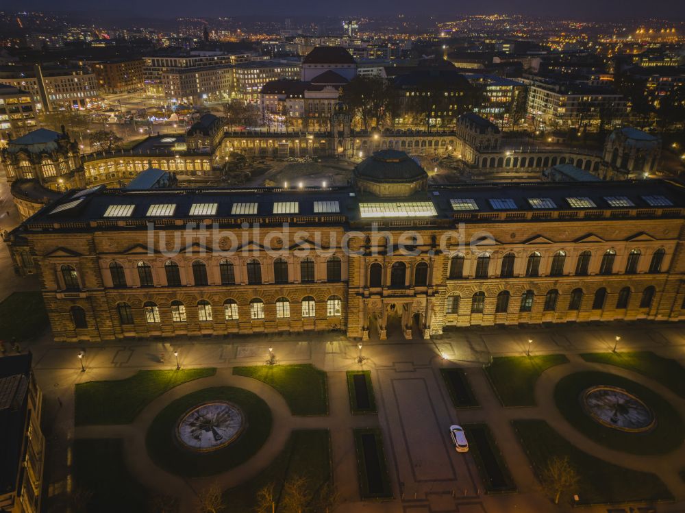 Dresden bei Nacht von oben - Nachtluftbild Palais des Schloss Dresdner Zwinger im Ortsteil Altstadt in Dresden im Bundesland Sachsen, Deutschland