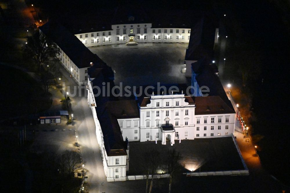 Oranienburg bei Nacht aus der Vogelperspektive: Nachtluftbild Palais des Schloss Oranienburg in Oranienburg im Bundesland Brandenburg, Deutschland