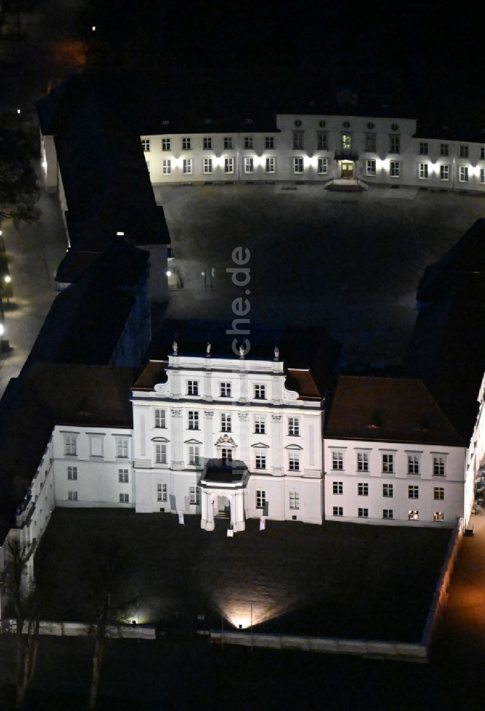 Nacht-Luftaufnahme Oranienburg - Nachtluftbild Palais des Schloss Oranienburg in Oranienburg im Bundesland Brandenburg, Deutschland