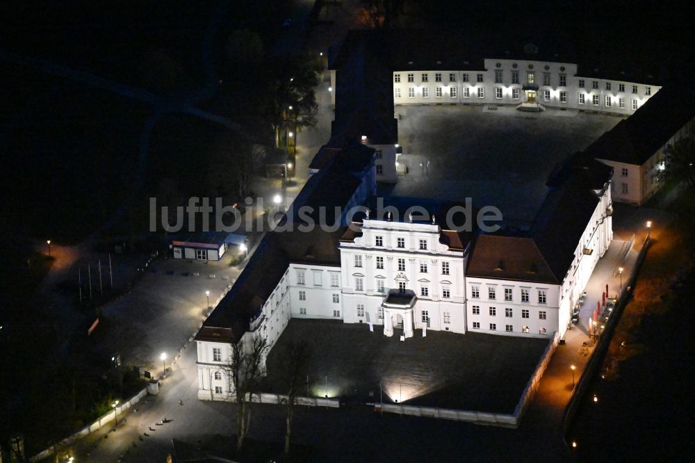 Oranienburg bei Nacht von oben - Nachtluftbild Palais des Schloss Oranienburg in Oranienburg im Bundesland Brandenburg, Deutschland