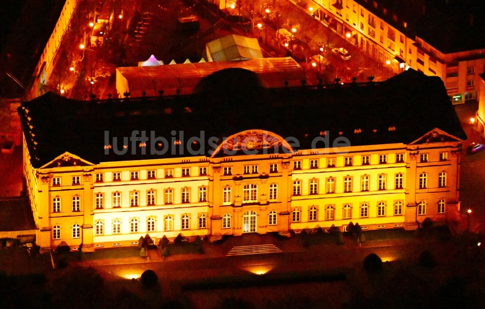 Zweibrücken bei Nacht von oben - Nachtluftbild Palais des Schloss am Schlossplatz in Zweibrücken im Bundesland Rheinland-Pfalz, Deutschland