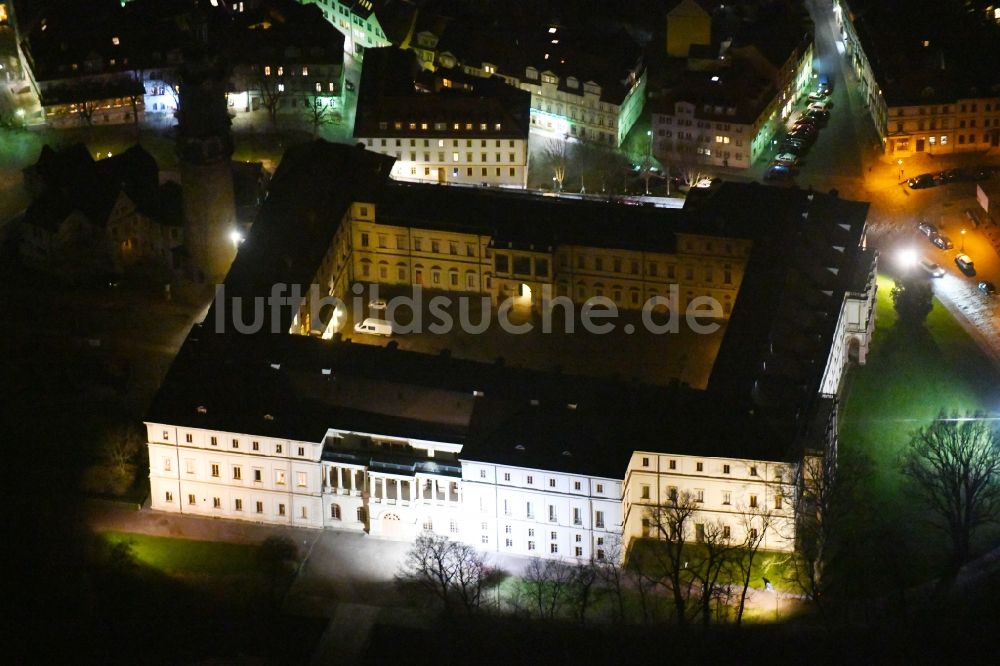 Nacht-Luftaufnahme Weimar - Nachtluftbild Palais des Schloss Stadtschloss Weimar am Burgplatz in Weimar im Bundesland Thüringen, Deutschland