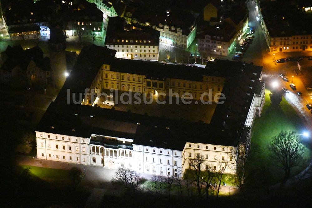 Weimar bei Nacht von oben - Nachtluftbild Palais des Schloss Stadtschloss Weimar am Burgplatz in Weimar im Bundesland Thüringen, Deutschland