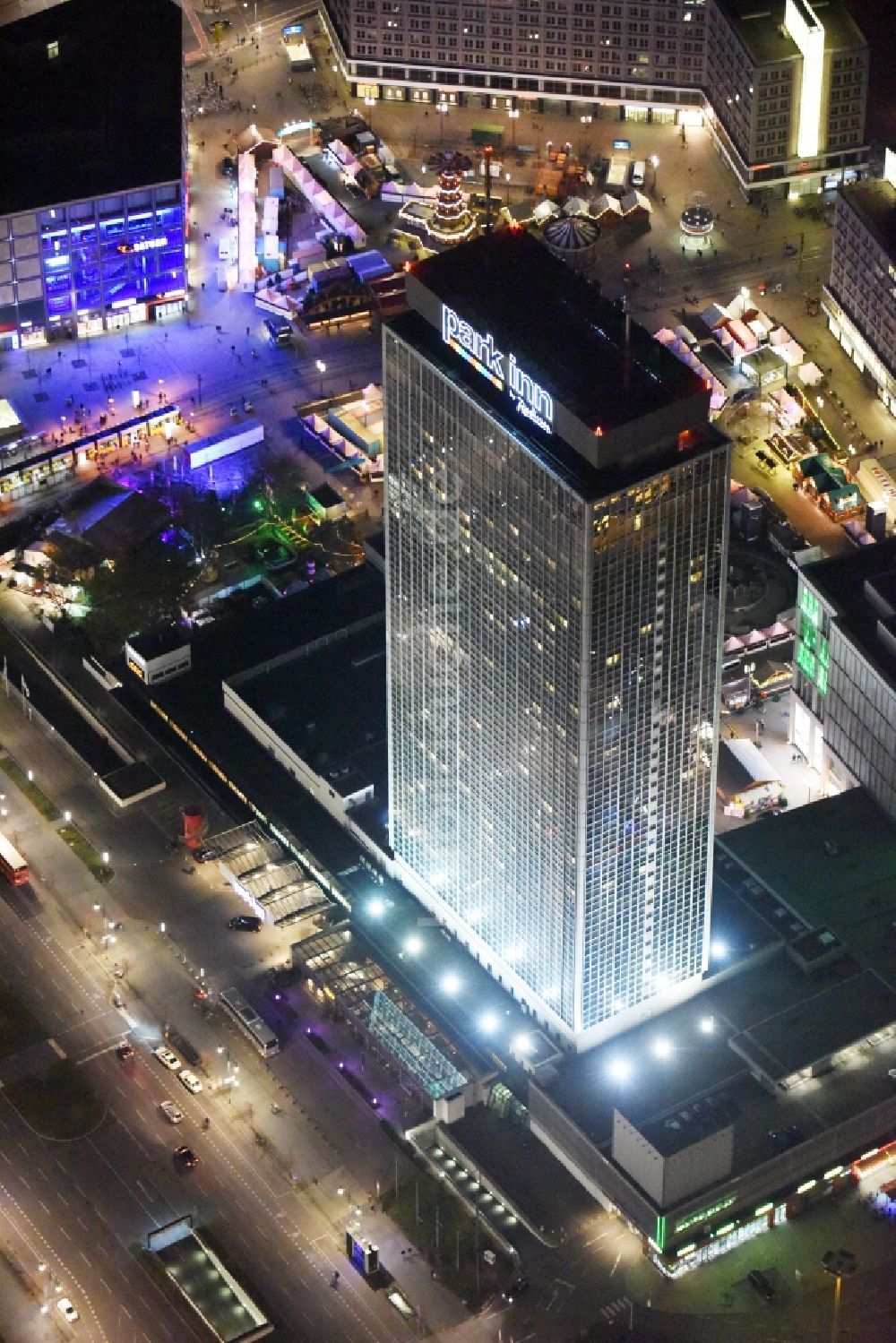 Nacht-Luftaufnahme Berlin - Nachtluftbild Park Inn Hotel von Radisson blu am Alexanderplatz im Stadtzentrum der Hauptstadt Berlin