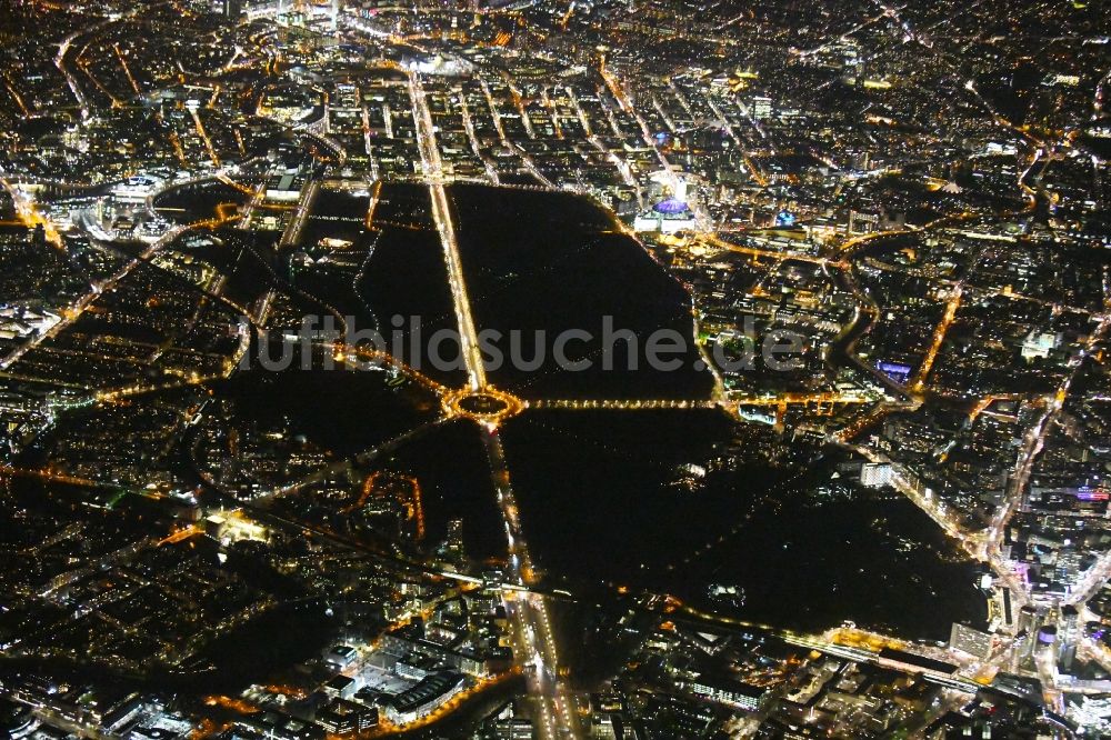 Nacht-Luftaufnahme Berlin - Nachtluftbild Parkanlage Tiergarten - Straße des 17. Juni - Siegessäule - Großer Stern im Ortsteil Tiergarten in Berlin, Deutschland