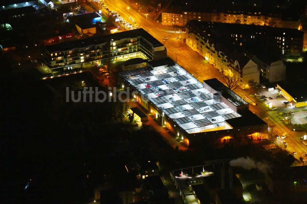 Potsdam bei Nacht von oben - Nachtluftbild Parkdeck auf dem Gebäude des Parkhauses Kaufland Zeppelinstraße im Ortsteil Westliche Vorstadt in Potsdam im Bundesland Brandenburg