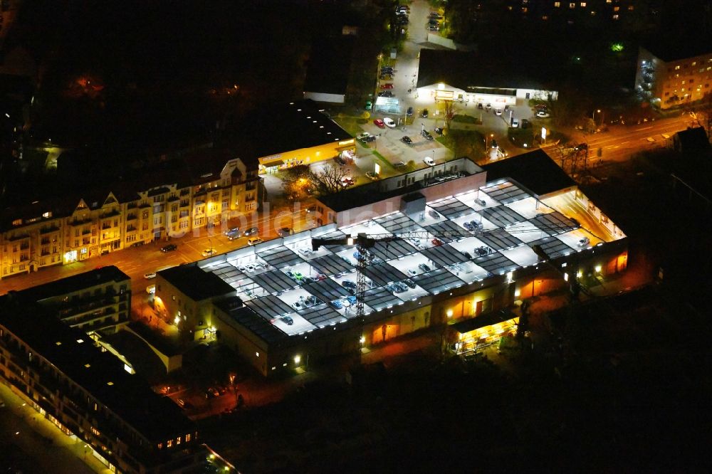 Nachtluftbild Potsdam - Nachtluftbild Parkdeck auf dem Gebäude des Parkhauses Kaufland Zeppelinstraße im Ortsteil Westliche Vorstadt in Potsdam im Bundesland Brandenburg