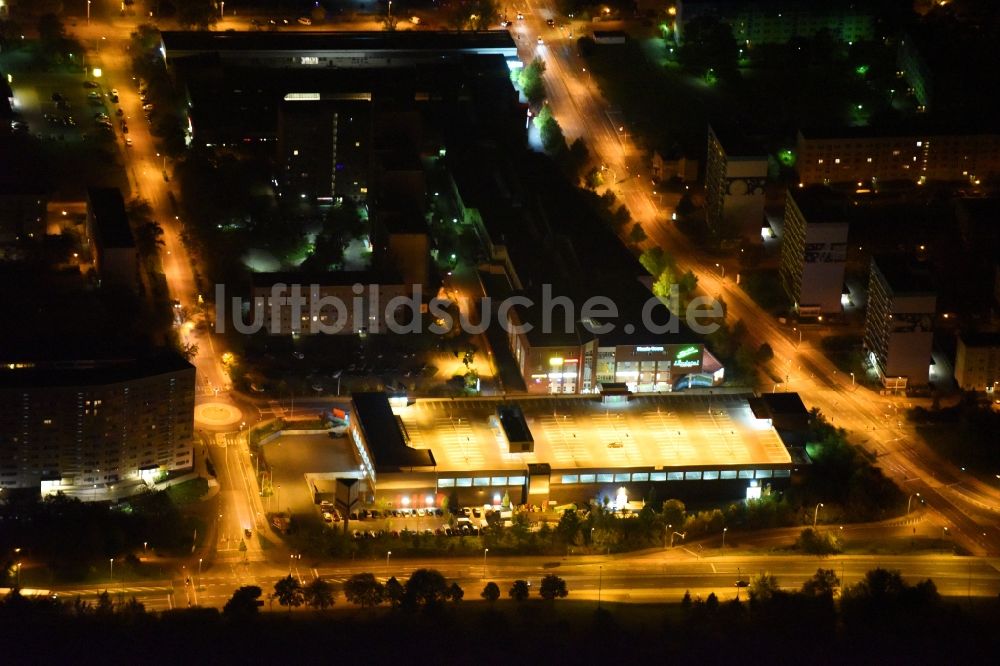 Neubrandenburg bei Nacht aus der Vogelperspektive: Nachtluftbild Parkdeck auf dem Gebäude des Parkhauses Lindetal Center in Neubrandenburg im Bundesland Mecklenburg-Vorpommern, Deutschland