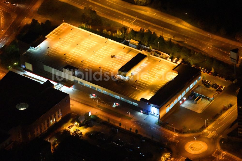 Neubrandenburg bei Nacht aus der Vogelperspektive: Nachtluftbild Parkdeck auf dem Gebäude des Parkhauses Lindetal Center in Neubrandenburg im Bundesland Mecklenburg-Vorpommern, Deutschland