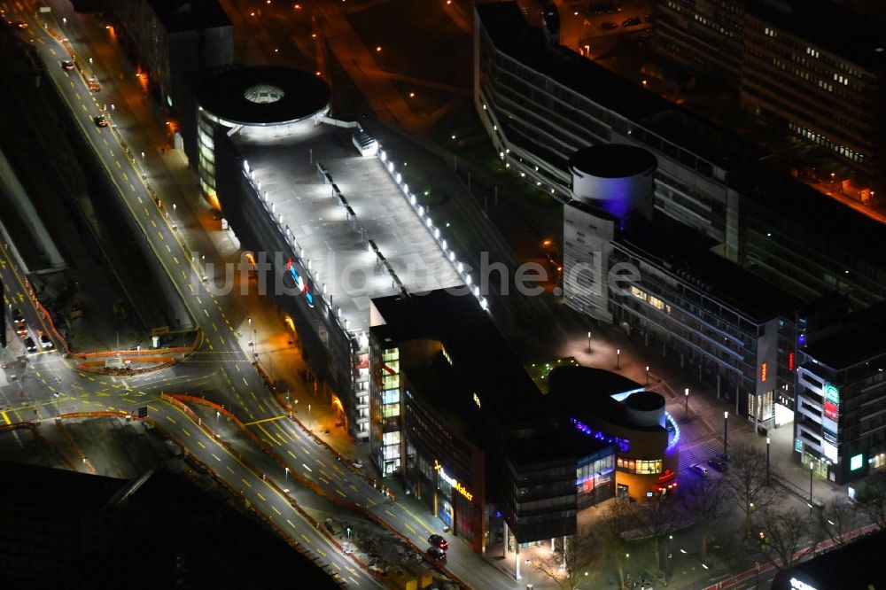 Nachtluftbild Karlsruhe - Nachtluftbild Parkdeck auf dem Gebäude des Parkhauses Parkhaus im Scheck-In Center in Karlsruhe im Bundesland Baden-Württemberg, Deutschland