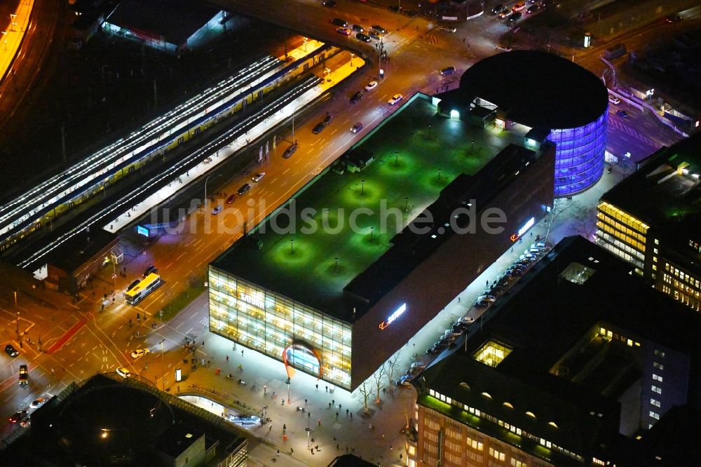 Nachtluftbild Hamburg - Nachtluftbild Parkdeck auf dem Gebäude des Parkhauses SATURN an der Mönckebergstraße in Hamburg