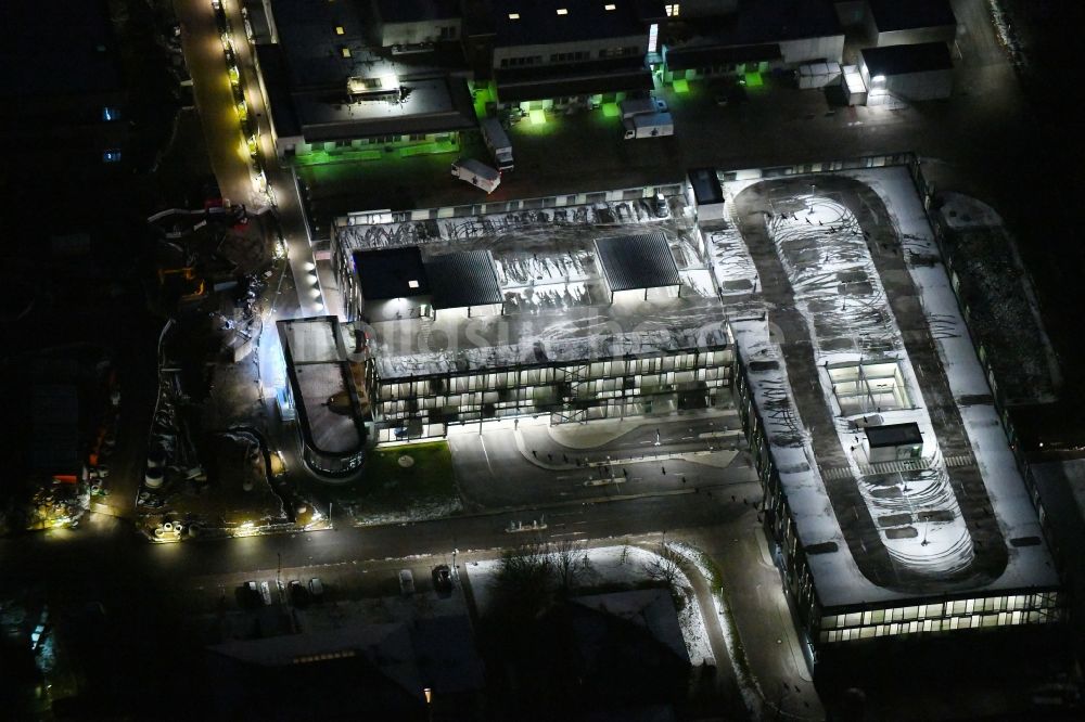 Lübeck bei Nacht von oben - Nachtluftbild Parkdeck auf dem Gebäude des Parkhauses im UKSH Universitätsklinikum Schleswig-Holstein im Ortsteil Strecknitz in Lübeck im Bundesland Schleswig-Holstein, Deutschland