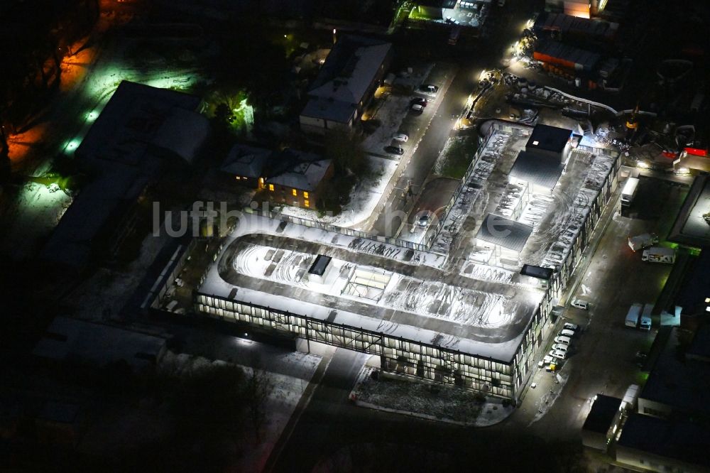 Nacht-Luftaufnahme Lübeck - Nachtluftbild Parkdeck auf dem Gebäude des Parkhauses im UKSH Universitätsklinikum Schleswig-Holstein im Ortsteil Strecknitz in Lübeck im Bundesland Schleswig-Holstein, Deutschland