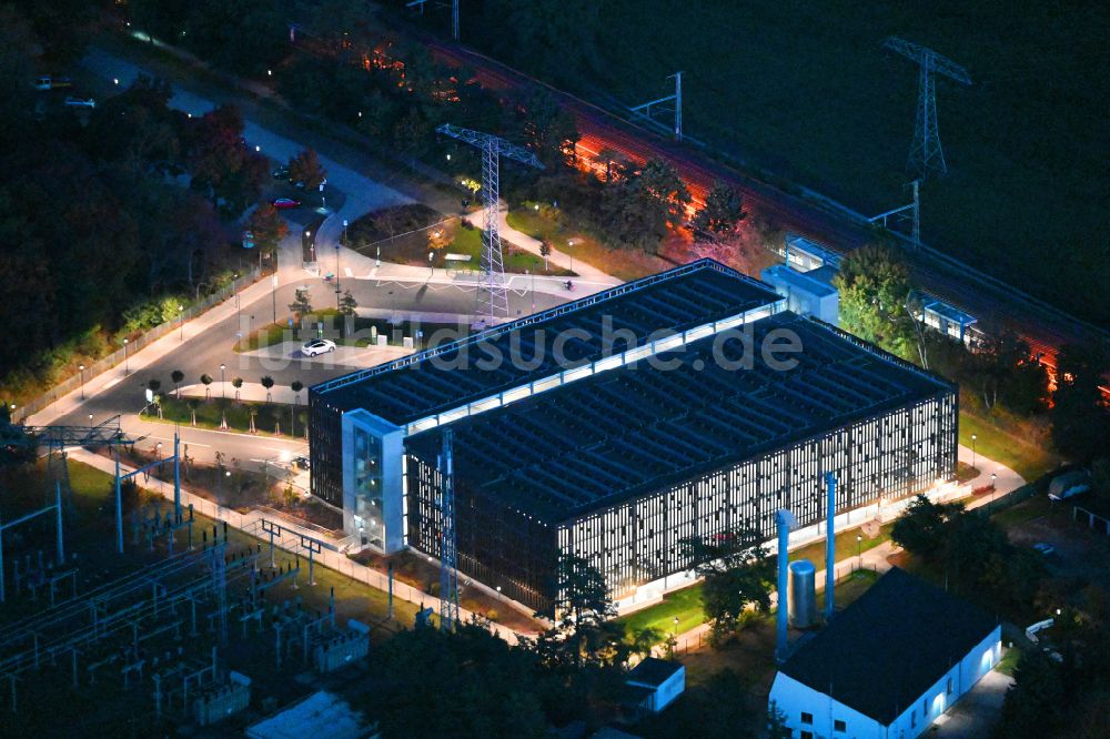 Nachtluftbild Bernau - Nachtluftbild Parkhaus vor dem S-Bahnhof im Ortsteil Friedenstal in Bernau im Bundesland Brandenburg, Deutschland