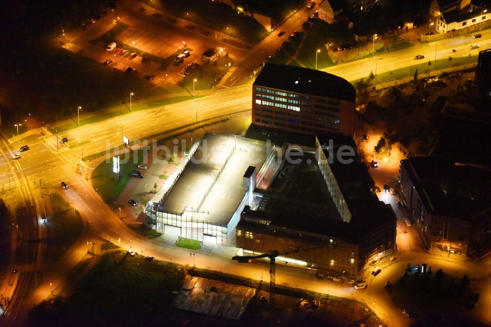 Rostock bei Nacht von oben - Nachtluftbild Parkhauses Am Strande - Gaffelschonerweg - Loggerweg in Rostock im Bundesland Mecklenburg-Vorpommern, Deutschland