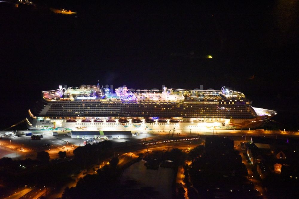 Nacht-Luftaufnahme Rostock - Nachtluftbild Passagier- und Fahrgastschiff Norwegian Getaway im Ortsteil Warnemünde in Rostock im Bundesland Mecklenburg-Vorpommern, Deutschland