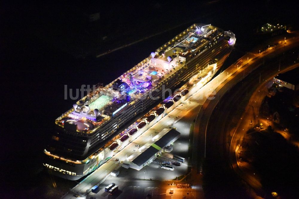 Rostock bei Nacht von oben - Nachtluftbild Passagier- und Fahrgastschiff Norwegian Getaway im Ortsteil Warnemünde in Rostock im Bundesland Mecklenburg-Vorpommern, Deutschland