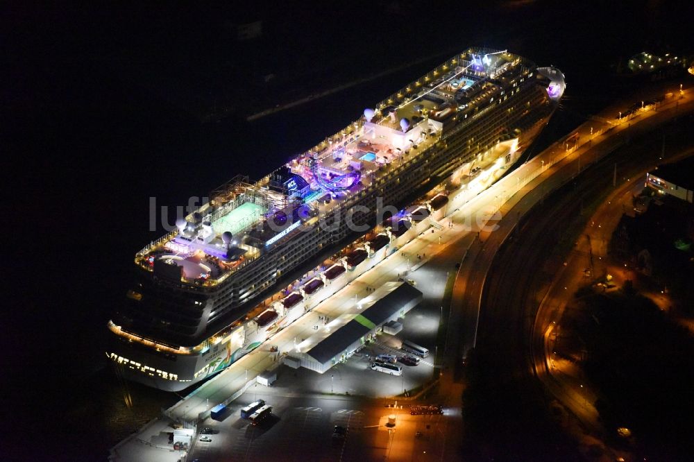 Rostock bei Nacht aus der Vogelperspektive: Nachtluftbild Passagier- und Fahrgastschiff Norwegian Getaway im Ortsteil Warnemünde in Rostock im Bundesland Mecklenburg-Vorpommern, Deutschland