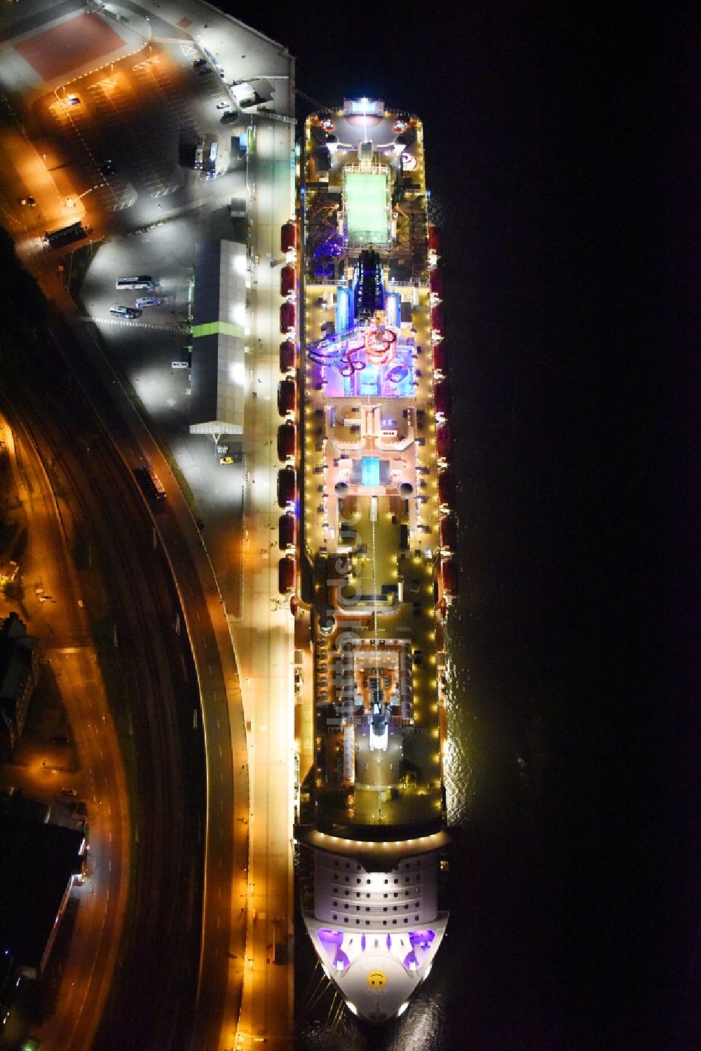 Nachtluftbild Rostock - Nachtluftbild Passagier- und Fahrgastschiff Norwegian Getaway im Ortsteil Warnemünde in Rostock im Bundesland Mecklenburg-Vorpommern, Deutschland