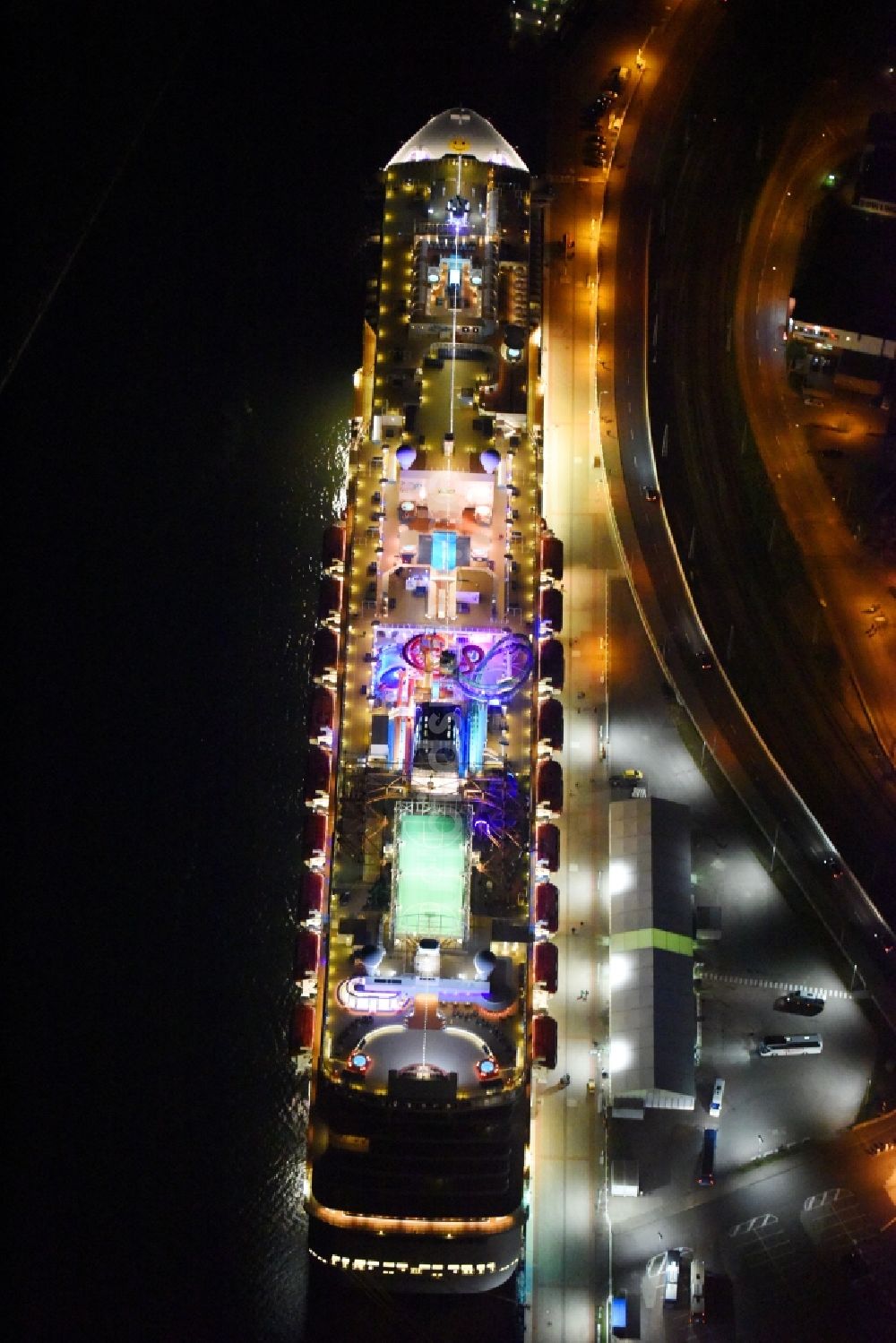 Rostock bei Nacht aus der Vogelperspektive: Nachtluftbild Passagier- und Fahrgastschiff Norwegian Getaway im Ortsteil Warnemünde in Rostock im Bundesland Mecklenburg-Vorpommern, Deutschland