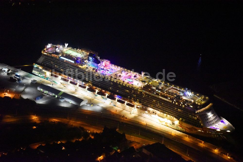 Rostock bei Nacht von oben - Nachtluftbild Passagier- und Fahrgastschiff Norwegian Getaway im Ortsteil Warnemünde in Rostock im Bundesland Mecklenburg-Vorpommern, Deutschland