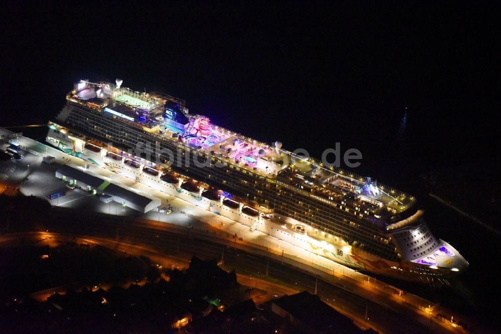 Rostock bei Nacht aus der Vogelperspektive: Nachtluftbild Passagier- und Fahrgastschiff Norwegian Getaway im Ortsteil Warnemünde in Rostock im Bundesland Mecklenburg-Vorpommern, Deutschland