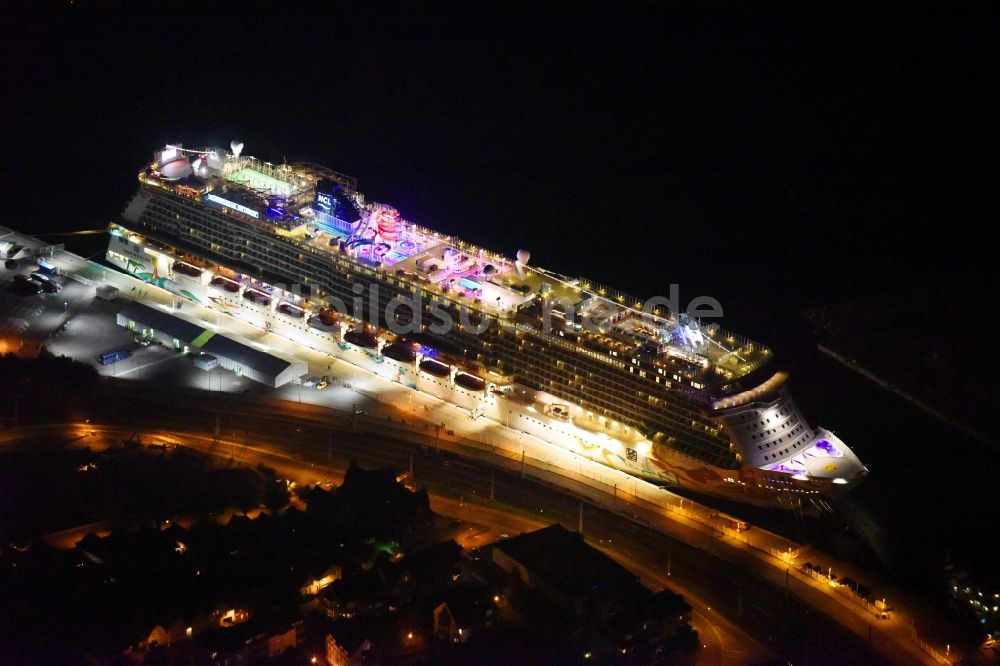 Nachtluftbild Rostock - Nachtluftbild Passagier- und Fahrgastschiff Norwegian Getaway im Ortsteil Warnemünde in Rostock im Bundesland Mecklenburg-Vorpommern, Deutschland