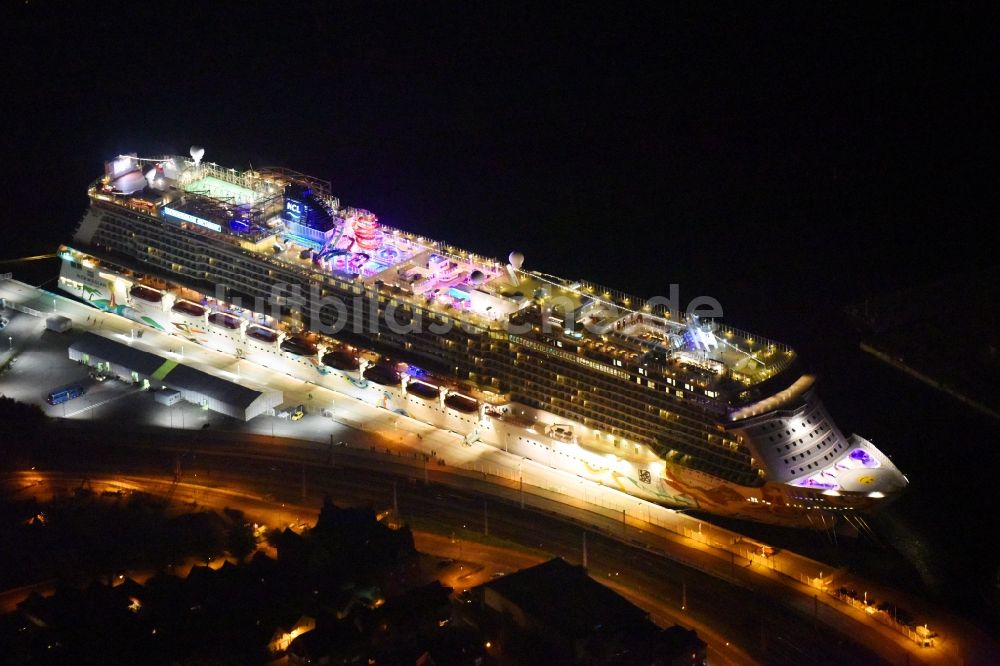 Nacht-Luftaufnahme Rostock - Nachtluftbild Passagier- und Fahrgastschiff Norwegian Getaway im Ortsteil Warnemünde in Rostock im Bundesland Mecklenburg-Vorpommern, Deutschland