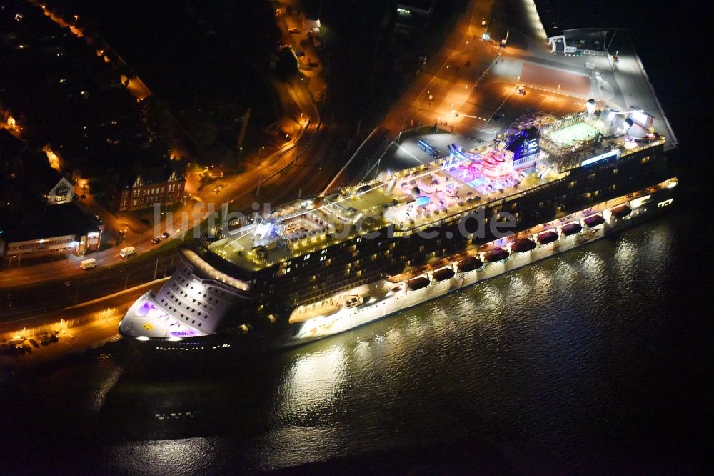 Rostock bei Nacht von oben - Nachtluftbild Passagier- und Fahrgastschiff Norwegian Getaway im Ortsteil Warnemünde in Rostock im Bundesland Mecklenburg-Vorpommern, Deutschland