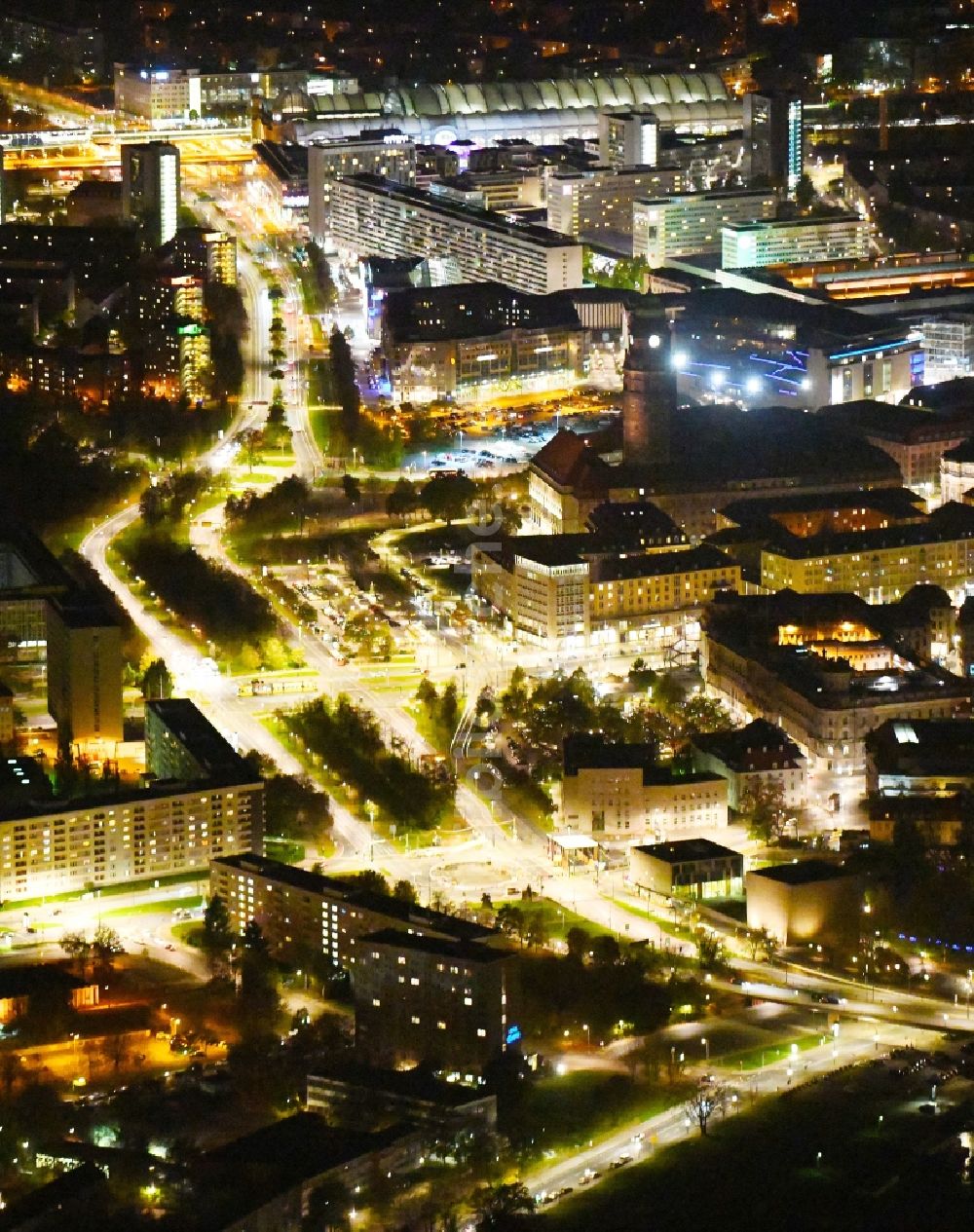 Dresden bei Nacht von oben - Nachtluftbild Petersburger Straße in Dresden im Bundesland Sachsen, Deutschland