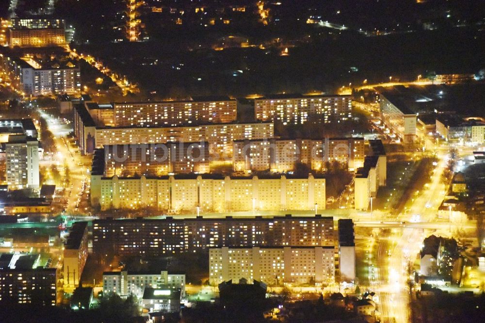 Magdeburg bei Nacht von oben - Nachtluftbild Plattenbau- Hochhaus- Wohnsiedlung Barleber Straße im Ortsteil Neustädter See in Magdeburg im Bundesland Sachsen-Anhalt