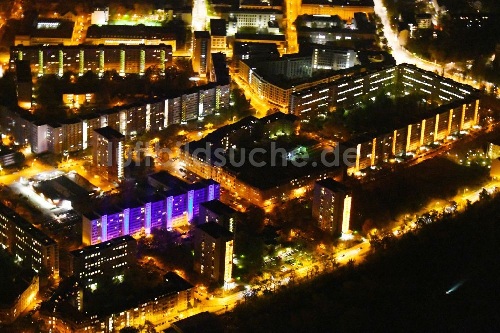 Dresden bei Nacht von oben - Nachtluftbild Plattenbau- Hochhaus- Wohnsiedlung in der Elsasser Straße in Dresden im Bundesland Sachsen